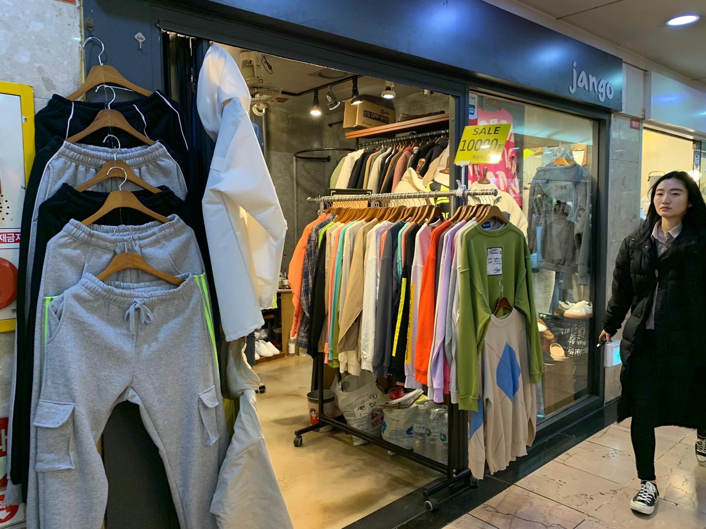 釜山西面地下街服装橱窗展示，时尚潮流店铺，购物天堂。